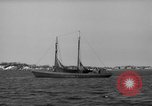Standbild Fischerei smack setzt Segel Gloucester Massachusetts USA, 1935, aus Sekunde 27 historischem Filmmaterial Videoclip 65675046869