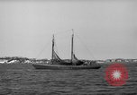 Standbild Fischerei smack setzt Segel Gloucester Massachusetts USA, 1935, aus Sekunde 31 historischem Filmmaterial Videoclip 65675046869