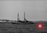 Standbild Fischerei smack setzt Segel Gloucester Massachusetts USA, 1935, aus Sekunde 34 historischem Filmmaterial Videoclip 65675046869