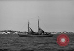 Standbild Fischerei smack setzt Segel Gloucester Massachusetts USA, 1935, aus Sekunde 36 historischem Filmmaterial Videoclip 65675046869