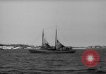 Standbild Fischerei smack setzt Segel Gloucester Massachusetts USA, 1935, aus Sekunde 43 historischem Filmmaterial Videoclip 65675046869
