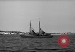 Standbild Fischerei smack setzt Segel Gloucester Massachusetts USA, 1935, aus Sekunde 44 historischem Filmmaterial Videoclip 65675046869