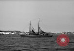 Standbild Fischerei smack setzt Segel Gloucester Massachusetts USA, 1935, aus Sekunde 45 historischem Filmmaterial Videoclip 65675046869