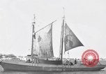 Standbild Fischerei smack setzt Segel Gloucester Massachusetts USA, 1935, aus Sekunde 51 historischem Filmmaterial Videoclip 65675046869