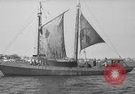 Standbild Fischerei smack setzt Segel Gloucester Massachusetts USA, 1935, aus Sekunde 52 historischem Filmmaterial Videoclip 65675046869