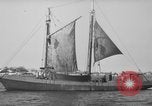Standbild Fischerei smack setzt Segel Gloucester Massachusetts USA, 1935, aus Sekunde 53 historischem Filmmaterial Videoclip 65675046869