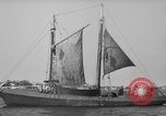 Standbild Fischerei smack setzt Segel Gloucester Massachusetts USA, 1935, aus Sekunde 54 historischem Filmmaterial Videoclip 65675046869