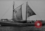 Standbild Fischerei smack setzt Segel Gloucester Massachusetts USA, 1935, aus Sekunde 55 historischem Filmmaterial Videoclip 65675046869