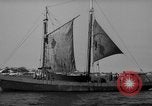 Standbild Fischerei smack setzt Segel Gloucester Massachusetts USA, 1935, aus Sekunde 56 historischem Filmmaterial Videoclip 65675046869