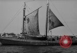 Standbild Fischerei smack setzt Segel Gloucester Massachusetts USA, 1935, aus Sekunde 57 historischem Filmmaterial Videoclip 65675046869