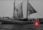 Standbild Fischerei smack setzt Segel Gloucester Massachusetts USA, 1935, aus Sekunde 58 historischem Filmmaterial Videoclip 65675046869