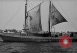 Standbild Fischerei smack setzt Segel Gloucester Massachusetts USA, 1935, aus Sekunde 59 historischem Filmmaterial Videoclip 65675046869
