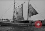 Standbild Fischerei smack setzt Segel Gloucester Massachusetts USA, 1935, aus Sekunde 60 historischem Filmmaterial Videoclip 65675046869