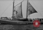Standbild Fischerei smack setzt Segel Gloucester Massachusetts USA, 1935, aus Sekunde 61 historischem Filmmaterial Videoclip 65675046869