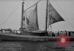 Standbild Fischerei smack setzt Segel Gloucester Massachusetts USA, 1935, aus Sekunde 62 historischem Filmmaterial Videoclip 65675046869