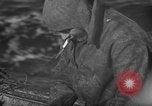 Standbild mend Fischernetz Massachusetts USA, 1935, aus Sekunde 9 historischem Filmmaterial Videoclip 65675046888