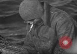 Standbild mend Fischernetz Massachusetts USA, 1935, aus Sekunde 10 historischem Filmmaterial Videoclip 65675046888