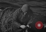 Standbild mend Fischernetz Massachusetts USA, 1935, aus Sekunde 12 historischem Filmmaterial Videoclip 65675046888