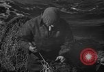 Standbild mend Fischernetz Massachusetts USA, 1935, aus Sekunde 13 historischem Filmmaterial Videoclip 65675046888