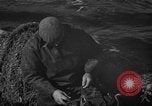 Standbild mend Fischernetz Massachusetts USA, 1935, aus Sekunde 15 historischem Filmmaterial Videoclip 65675046888