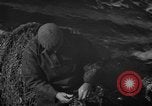 Standbild mend Fischernetz Massachusetts USA, 1935, aus Sekunde 16 historischem Filmmaterial Videoclip 65675046888
