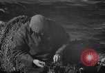 Standbild mend Fischernetz Massachusetts USA, 1935, aus Sekunde 17 historischem Filmmaterial Videoclip 65675046888