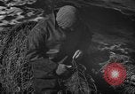 Standbild mend Fischernetz Massachusetts USA, 1935, aus Sekunde 18 historischem Filmmaterial Videoclip 65675046888