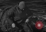 Standbild mend Fischernetz Massachusetts USA, 1935, aus Sekunde 20 historischem Filmmaterial Videoclip 65675046888