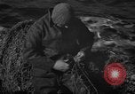 Standbild mend Fischernetz Massachusetts USA, 1935, aus Sekunde 23 historischem Filmmaterial Videoclip 65675046888