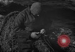 Standbild mend Fischernetz Massachusetts USA, 1935, aus Sekunde 24 historischem Filmmaterial Videoclip 65675046888