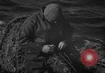 Standbild mend Fischernetz Massachusetts USA, 1935, aus Sekunde 25 historischem Filmmaterial Videoclip 65675046888