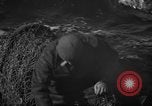 Standbild mend Fischernetz Massachusetts USA, 1935, aus Sekunde 27 historischem Filmmaterial Videoclip 65675046888