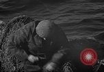 Standbild mend Fischernetz Massachusetts USA, 1935, aus Sekunde 35 historischem Filmmaterial Videoclip 65675046888