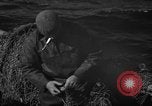 Standbild mend Fischernetz Massachusetts USA, 1935, aus Sekunde 38 historischem Filmmaterial Videoclip 65675046888