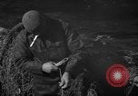Standbild mend Fischernetz Massachusetts USA, 1935, aus Sekunde 39 historischem Filmmaterial Videoclip 65675046888
