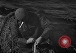Standbild mend Fischernetz Massachusetts USA, 1935, aus Sekunde 40 historischem Filmmaterial Videoclip 65675046888