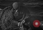 Standbild mend Fischernetz Massachusetts USA, 1935, aus Sekunde 46 historischem Filmmaterial Videoclip 65675046888