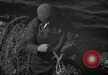 Standbild mend Fischernetz Massachusetts USA, 1935, aus Sekunde 47 historischem Filmmaterial Videoclip 65675046888