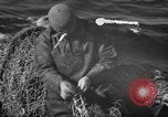 Standbild mend Fischernetz Massachusetts USA, 1935, aus Sekunde 49 historischem Filmmaterial Videoclip 65675046888