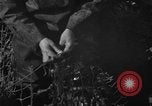 Standbild mend Fischernetz Massachusetts USA, 1935, aus Sekunde 54 historischem Filmmaterial Videoclip 65675046888