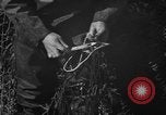 Standbild mend Fischernetz Massachusetts USA, 1935, aus Sekunde 61 historischem Filmmaterial Videoclip 65675046888