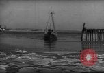 Standbild kommerziellen Fischerboote Boston Massachusetts USA, 1935, aus Sekunde 3 historischem Filmmaterial Videoclip 65675046892