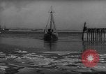 Standbild kommerziellen Fischerboote Boston Massachusetts USA, 1935, aus Sekunde 4 historischem Filmmaterial Videoclip 65675046892