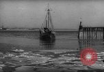 Standbild kommerziellen Fischerboote Boston Massachusetts USA, 1935, aus Sekunde 8 historischem Filmmaterial Videoclip 65675046892