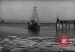 Standbild kommerziellen Fischerboote Boston Massachusetts USA, 1935, aus Sekunde 9 historischem Filmmaterial Videoclip 65675046892