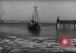 Standbild kommerziellen Fischerboote Boston Massachusetts USA, 1935, aus Sekunde 10 historischem Filmmaterial Videoclip 65675046892
