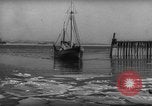 Standbild kommerziellen Fischerboote Boston Massachusetts USA, 1935, aus Sekunde 13 historischem Filmmaterial Videoclip 65675046892