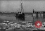 Standbild kommerziellen Fischerboote Boston Massachusetts USA, 1935, aus Sekunde 14 historischem Filmmaterial Videoclip 65675046892