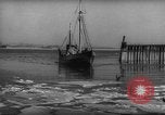 Standbild kommerziellen Fischerboote Boston Massachusetts USA, 1935, aus Sekunde 15 historischem Filmmaterial Videoclip 65675046892