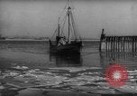 Standbild kommerziellen Fischerboote Boston Massachusetts USA, 1935, aus Sekunde 17 historischem Filmmaterial Videoclip 65675046892
